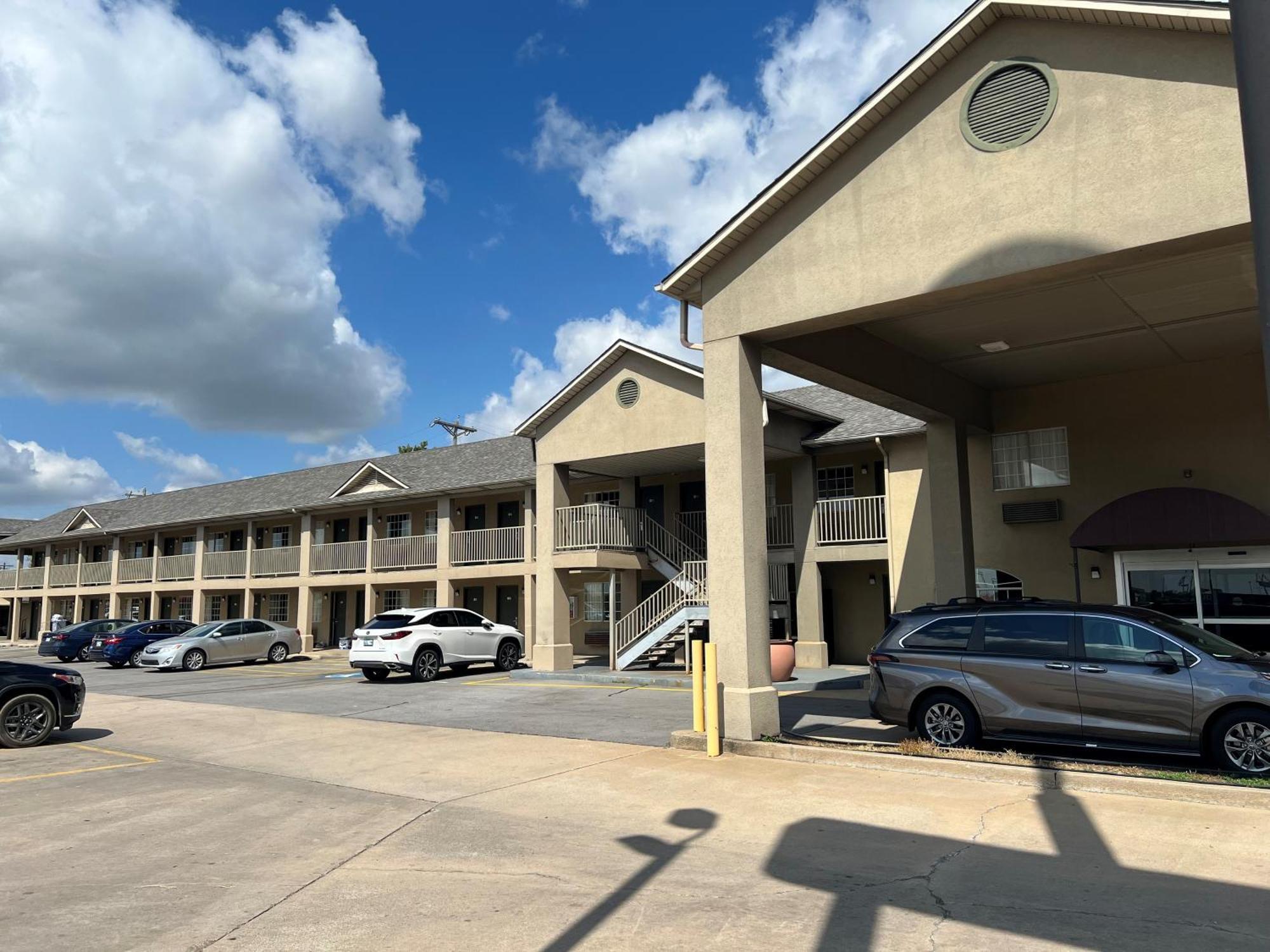 Days Inn By Wyndham Wagoner Exterior photo