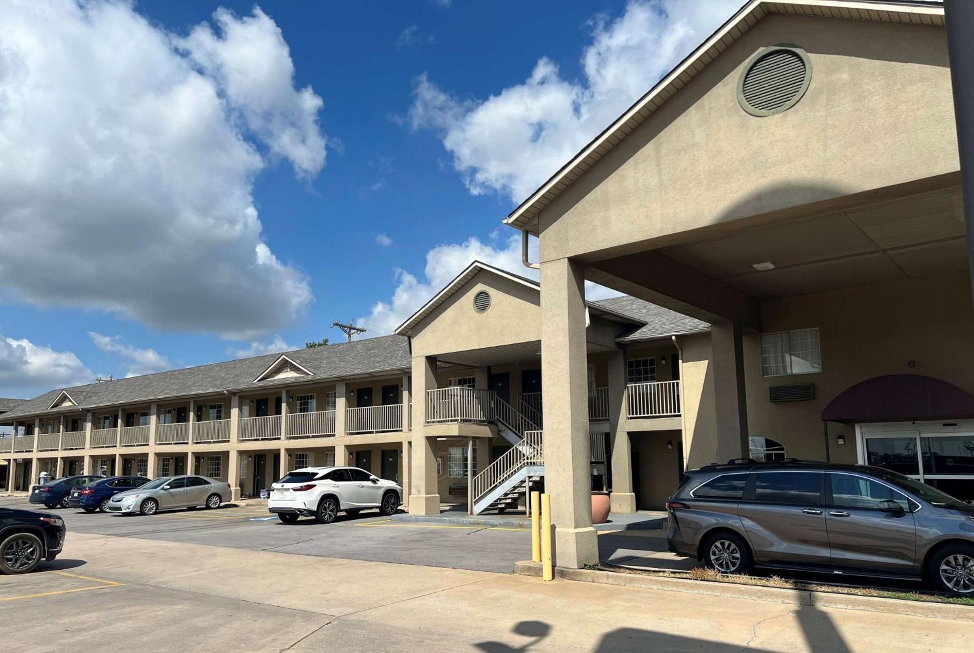 Days Inn By Wyndham Wagoner Exterior photo